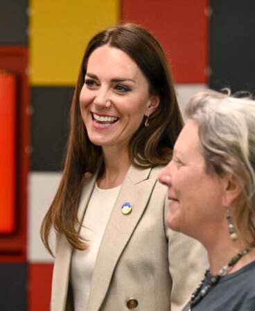 Kate Middleton laisse ses cheveux lisses détachés lors de sa visite du comité d'urgence de Londres, le 21 avril 2022. 