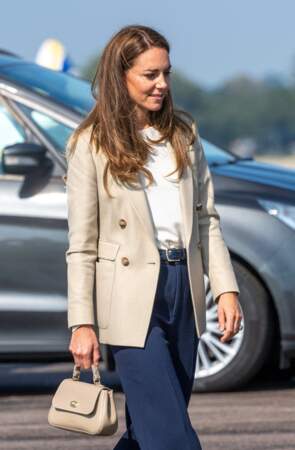 Le 15 septembre 2021, Kate Middleton portait déjà ce même blazer signé Reiss avec un large pantalon bleu ainsi que d'un sac à mains Tusting.