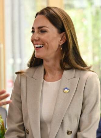 Kate Middleton choisit un top écru sous sa veste de blazer beige Reiss, le 21 avril 2022