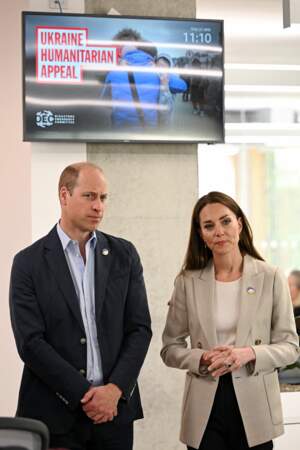 Kate Middleton est accompagnée du prince William pour visiter le comité d'urgence de Londres,  le 21 avril 2022. Le couple est habillé d'une veste de blazer !