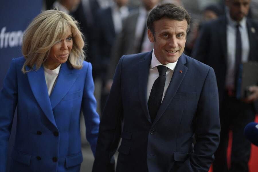 Brigitte Macron innove avec un manteau d'un bleu différent de ses couleurs habituelles le 20 avril 2022