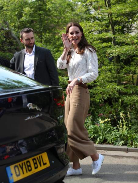 Kate Middleton en Superga en toiles à la Chelsea Flower Show à Londres, le 19 mai 2019.