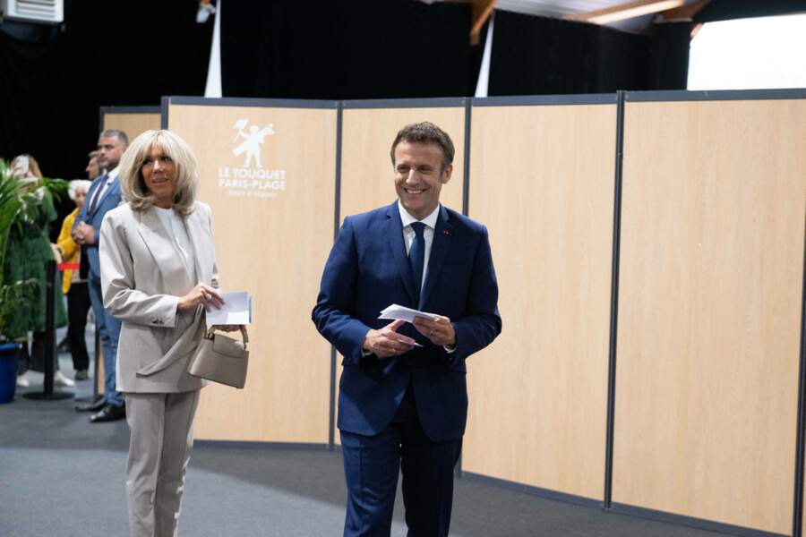 Brigitte Macron très élégante dans un total look beige en veste blazer et pantalon droit surpiqué lors du second tour de l'élection présidentielle au Touquet le 24 avril 2022.