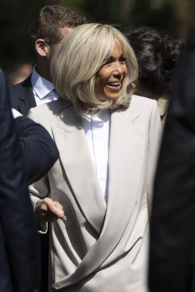Adepte de la veste blazer, la Première dame opte pour l'originalité avec un modèle au croisé drapé pour aller voter au Touquet, le 24 avril 2022.