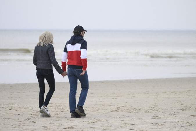 Emmanuel Macron en pleine balade avec son épouse