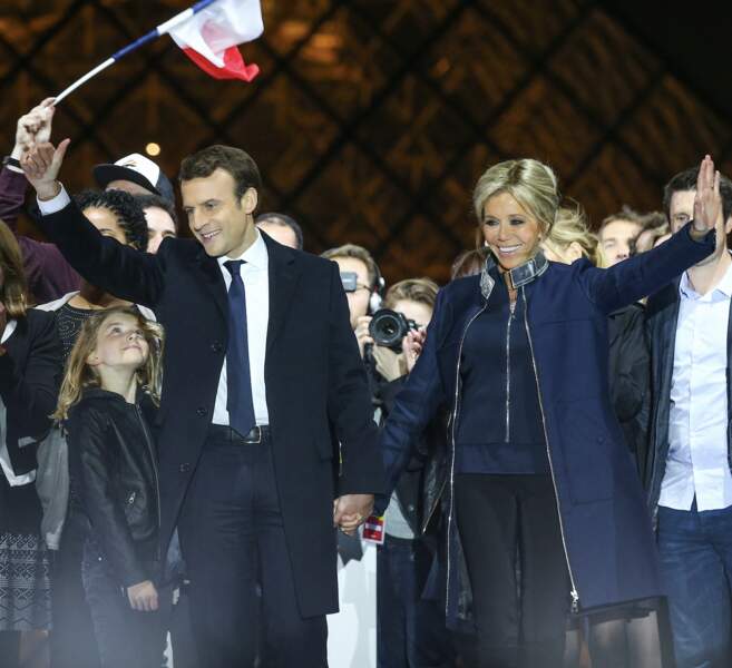 Brigitte Macron en robe et manteau Louis Vuitton pour l'élection présidentielle au musée du Louvre à Paris, le 7 mai 2017. 