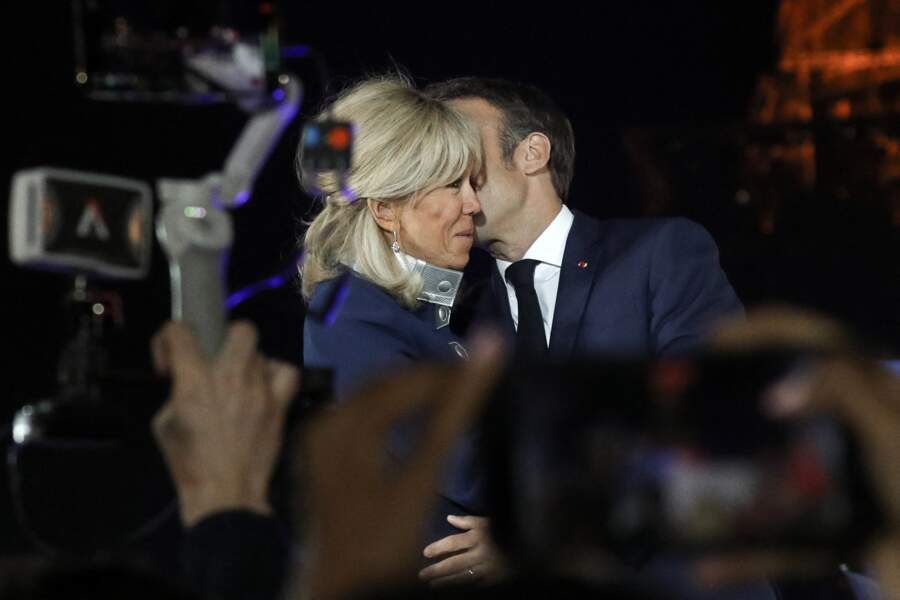 Brigitte Macron soutient son conjoint lors de la soirée électorale du 2e tour de l'élection présidentielle 2022 en France, le 24 avril 2022. 