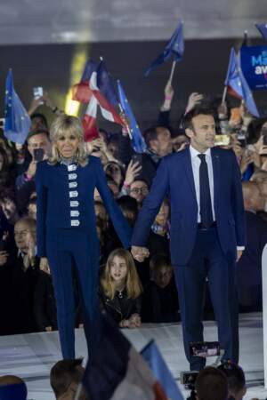 Brigitte Macron en escarpins bleu marine à embouts pailletés lors de la soirée électorale du 2e tour de l'élection présidentielle 2022 en France, le 24 avril.