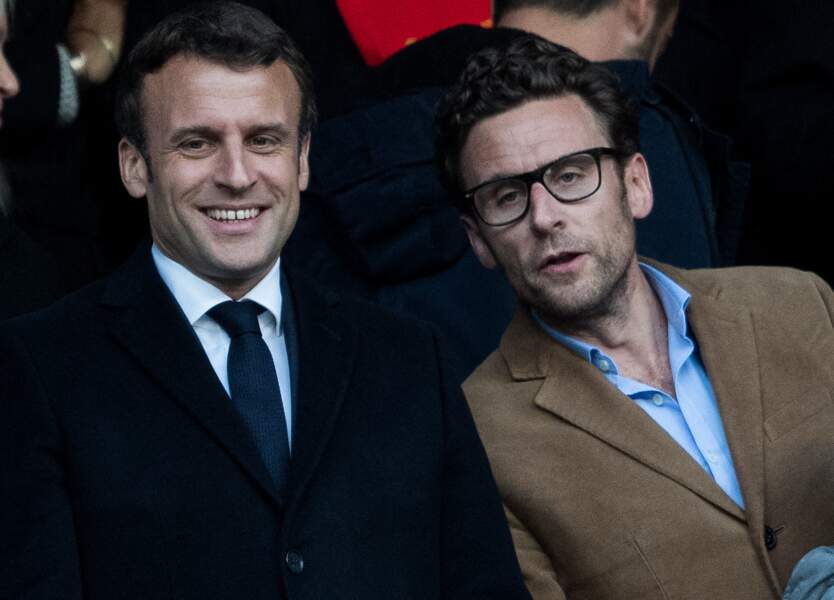 Laurent et Emmanuel Macron en avril 2019 lors d'un match de football. Les deux hommes ont également une sœur, Estelle. 