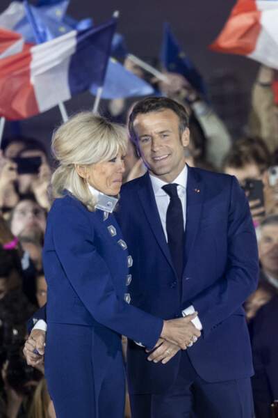 Brigitte Macron adopte l'une des coiffures très tendance de ce printemps/été 2022 : le carré blond.  Il est impeccable !