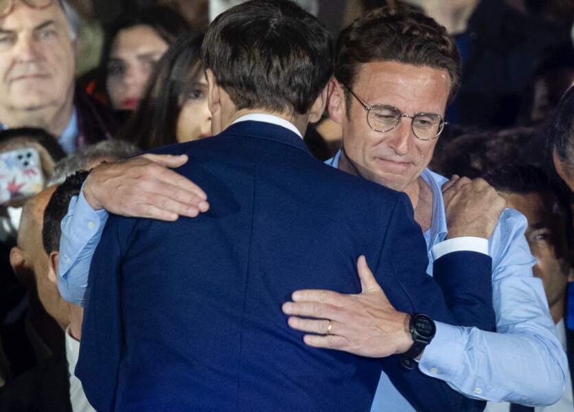 Ressemblance frappante entre Emmanuel Macron, élu une nouvelle fois président de la République le 24 avril 2022, et son petit frère, Laurent. 