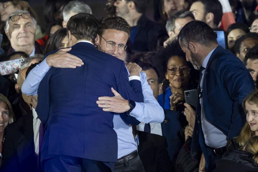 Franches accolades et regards émus  Emmanuel Macron et son frère Laurent très complices lors du discours du président réélu, au Champ-de-Mars, le 24 avril 2022.