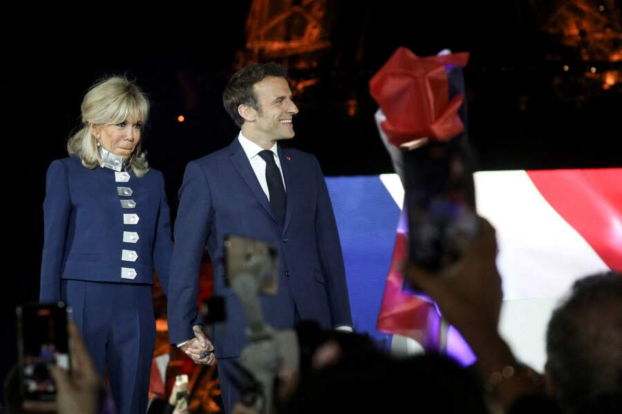 Brigitte Macron craque pour un ensemble de tailleur structurés, le 24 avril 2022.