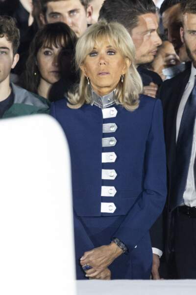 Brigitte Macron est splendide dans son costume Louis Vuitton fait sur-mesure, le 24 avril 2022.