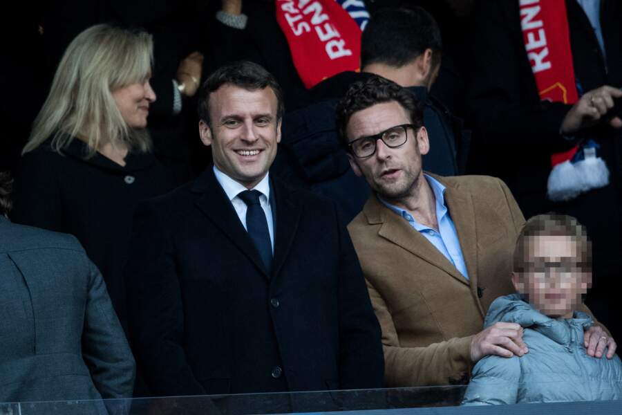 Laurent Macron avait pris pour habitude de qualifier son frère de "cousin". Les deux hommes sont aujourd'hui davantage soudés, comme ici, en avril 2019, dans les tribunes du Stade de France.