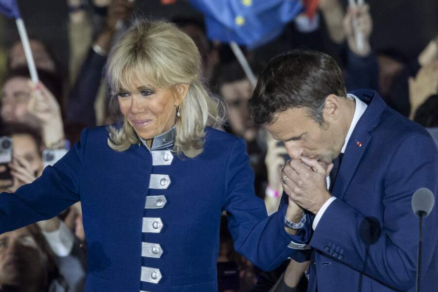 Brigitte Macron est coiffée d'une demi-queue de cheval à la soirée électorale du 2e tour de l'élection présidentielle 2022 en France, le 24 avril. 