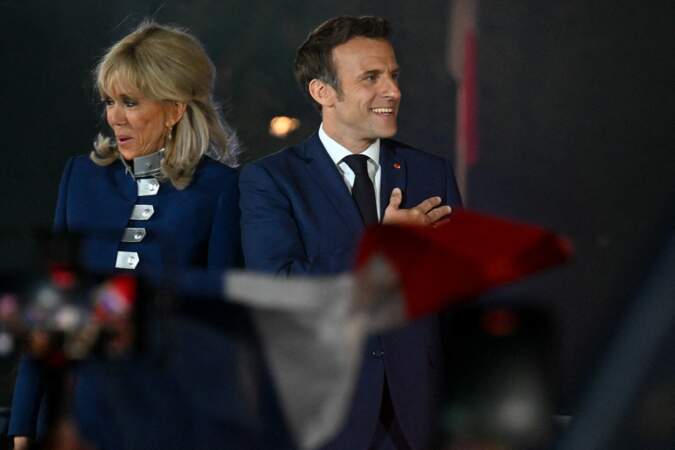 Brigitte Macron porte un fard à paupière gris à reflet bleu qui met en valeur ses yeux bleus, le 24 avril 2022.