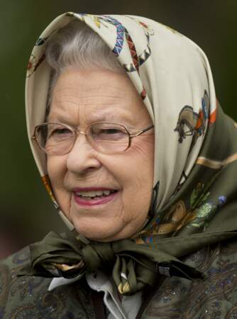 Au volant de sa Range Rover, la reine Elizabeth II n'a pas oublié de nouer un carré de soie beige sur sa tête, le 13 mai 2017.