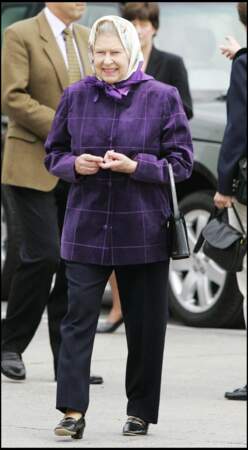 Pour monter à bord du princesse Hebridean, le 21 juillet 2006, la reine Elizabeth II a misé sur une mise en beauté rétro en nouant sur la tête un foulard de soie beige et violet.
