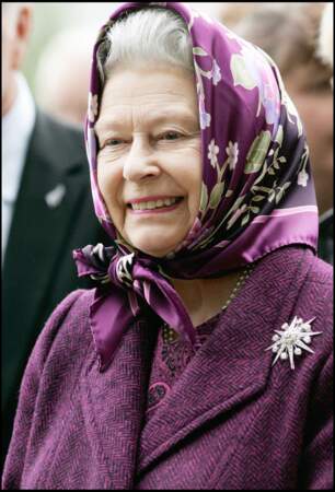 Soucieuse de son apparence, la reine Elizabeth II a judicieusement assorti son foulard fleuri à sa veste couleur prune, lors du Chelsea Flower Show, à Londres, le 22 mai 2006.