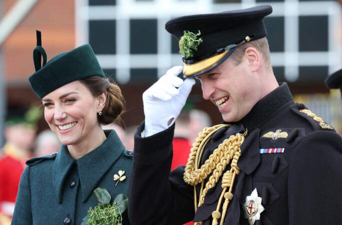 Le prince William et Kate Middleton visitent le 1er bataillon d'Irish Guards à l'occasion de la parade de la Saint Patrick à Aldershot, le 17 mars 2022. 