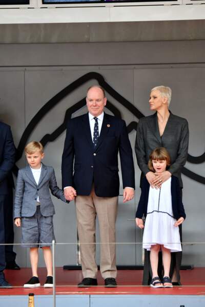 Le prince Albert II, la princesse Charlene de Monaco et leurs enfants, la princesse Gabriella et le prince Jacques prennent la pose lors de la remise des prix du championnat "Monaco ePrix", le 30 avril 2022. 