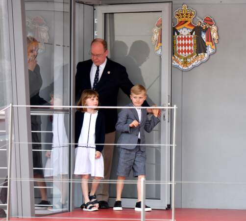 Le prince Albert II, la princesse Charlene de Monaco et leurs enfants, la princesse Gabriella et le prince Jacques lors de la remise des prix du championnat "Monaco ePrix" à Monaco. Le 30 avril 2022. 