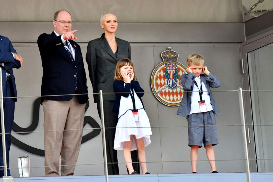 Le prince Albert donne des indications à ses enfants, Jacques et Gabriella ainsi qu'à la princesse Charlene de Monaco, lors de la remise des prix du championnat "Monaco ePrix", le 30 avril 2022. 