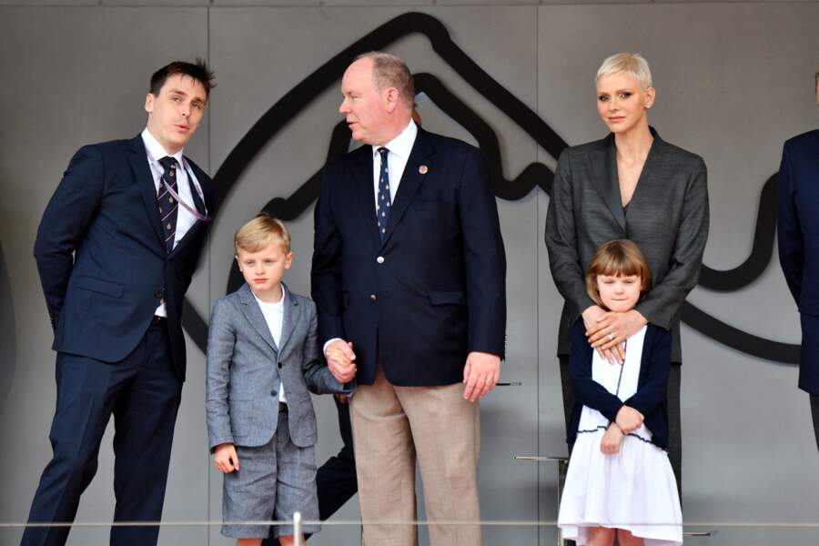 Monaco, le 30 avril 2022 : Daniel Ducruet, le prince Albert II, la princesse Charlene de Monaco et leurs enfants. Ils assistent à la remise des prix du championnat "Monaco ePrix".