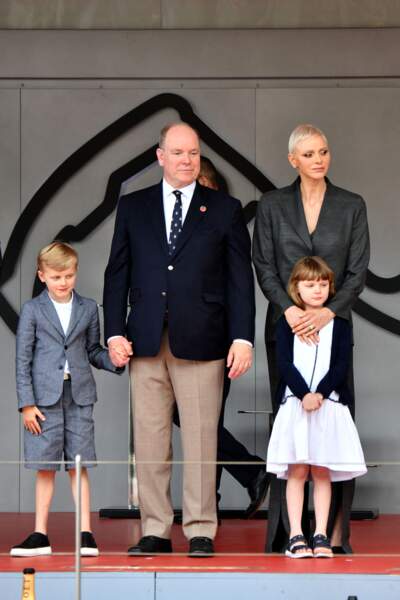 Le prince Albert II, la princesse Gabriella et le prince Jacques en compagnie de leur mère, la princesse Charlene de Monaco lors du championnat "Monaco ePrix" le 30 avril 2022. 