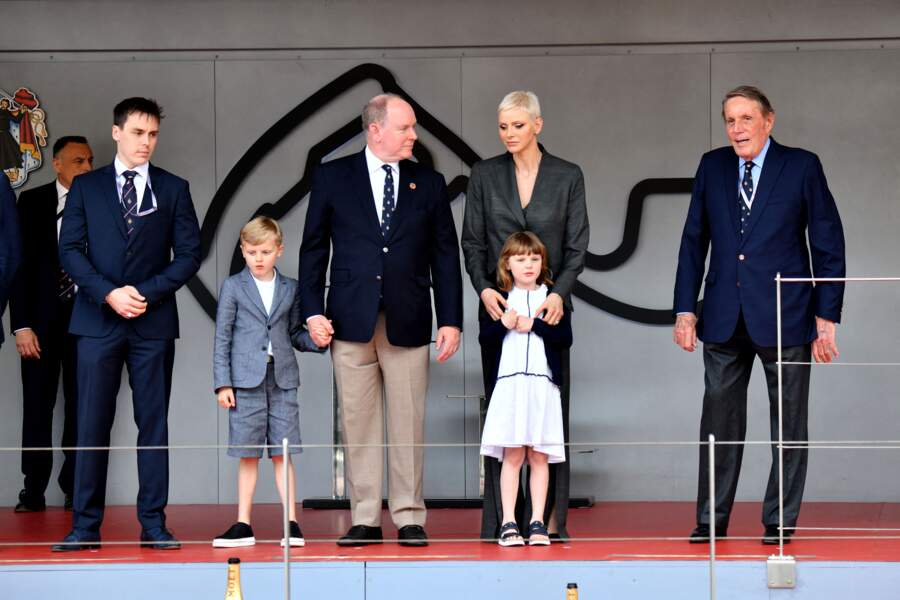 Le prince Albert II en compagnie de sa femme, la princesse Charlene et de leurs enfants : Gabriella et Jacques. Une sortie officielle à l'occasion de la remise des prix du "Monaco ePrix", le 30 avril 2022. 