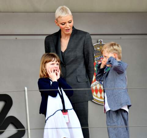 Les enfants de la princesse Charlene de Monaco et d'Albert II sur la tribune du championnat du "Monaco ePrix" à Monaco, le 30 avril 2022.