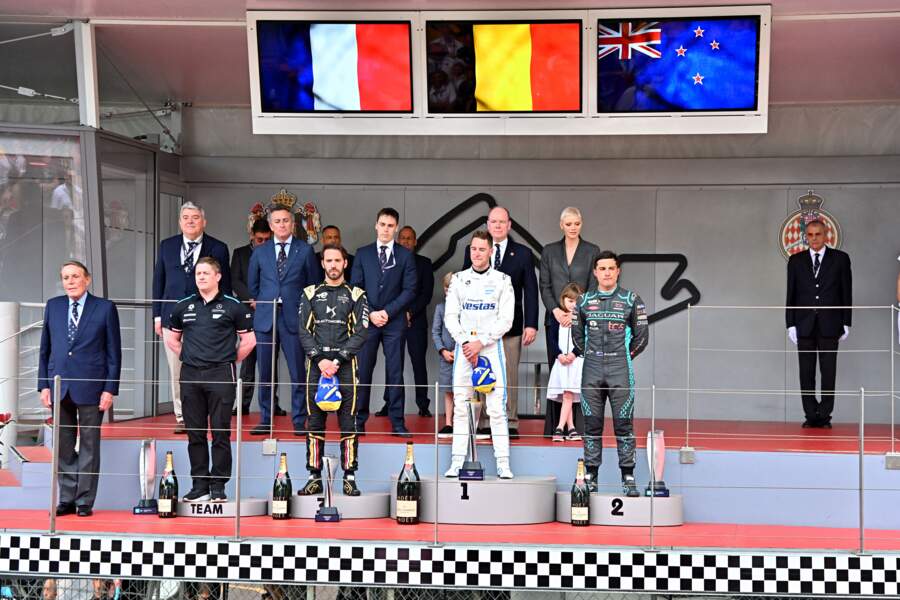 Le fondateur de la Formule E, Alejandro Agag et la famille de Monaco assistent, le 30 avril 2022, à la remise des prix aux vainqueurs du "Monaco ePrix" : Stoffel Vandoorne, Jean-Éric Vergne et Mitch Evans.
