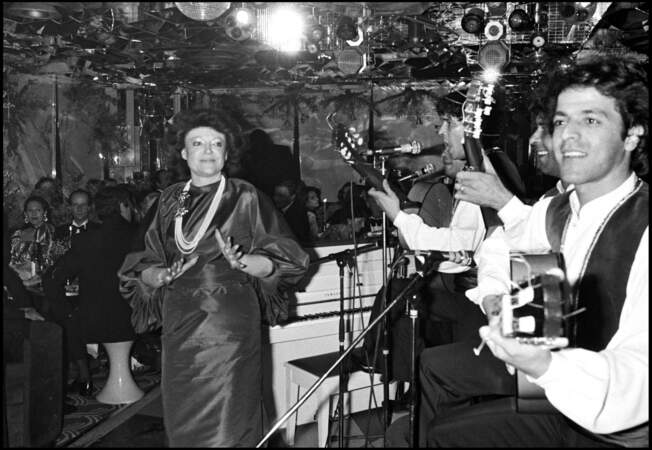 
La chanteuse Régine fête son anniversaire de mariage avec Roger Choukroun, accompagnée par les "Gipsy Kings" en 1979