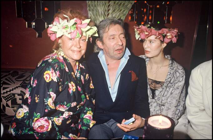 La chanteuse Régine avec Serge Gainsbourg et sa compagne bambou, ‘’Chez Régine’’ lors de la soirée "Carnaval des iles" en 1988