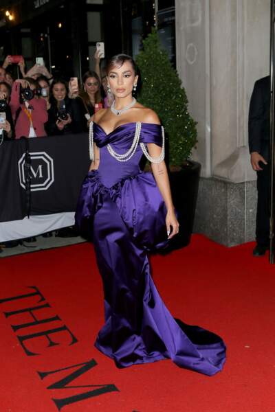 Anitta choisit une robe violette et bouffante de la marque Moschino lors de la soirée du MET gala 2022. 