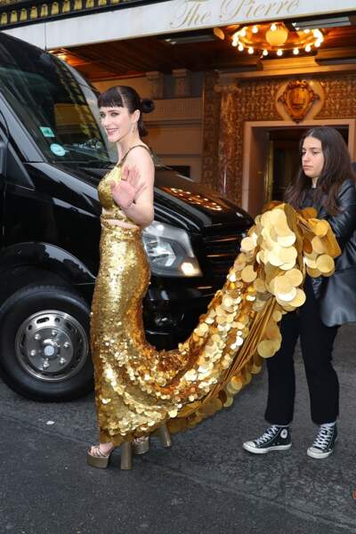 Rachel Brosnahan dans une robe entièrement dorée de la marque Altuzarra. Elle ajoute des bijoux Grace Lee à New York, le 2 mai 2022.