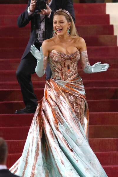 La maîtresse de cérémonie, Blake Lively est ravissante dans une robe Versace. Elle ajoute des bijoux Lorraine Schwartz à sa tenue, le 2 mai 2022.