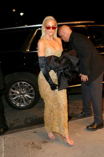 Khloé Kardashian sélectionne une robe à franges et dorée de la marque Moschino. Le 2 mai 2022. 