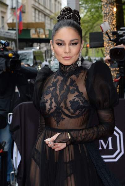 Vanessa Hudgens dans une robe noire à dentelle signée Moschino à la soirée du MET Gala 2022 à New York, le 2 mai 2022.