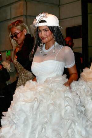 Kylie Jenner rend hommage à Virgil Abloh dans une robe de mariée contemporaine imaginée par le fondateur d'Off-White. Le 2 mai 2022. 