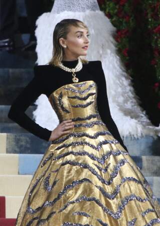 Chloe Fineman mise sur une robe à corset dorée de la marque Miss Sohee en collaboration avec  Dolce&Gabbana. Cette robe a été présentée à Milan lors de la Fashion Week automne/hiver 2022. 