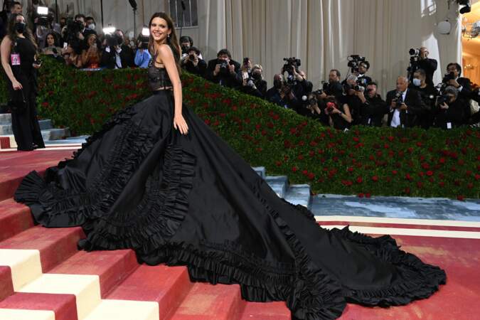 Kendall Jenner dans une robe impressionnante noire de la marque Prada. Le 2 mai 2022. 