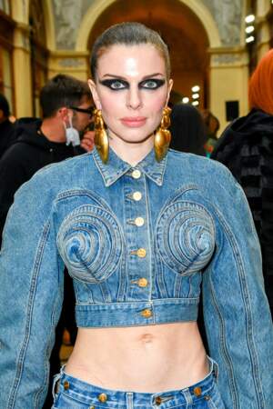 Julia Fox imite Madonna. Elle porte une veste en jean au seins coniques de la marque Kenzo à la Fashion Week de Paris, le 23 janvier 2022.