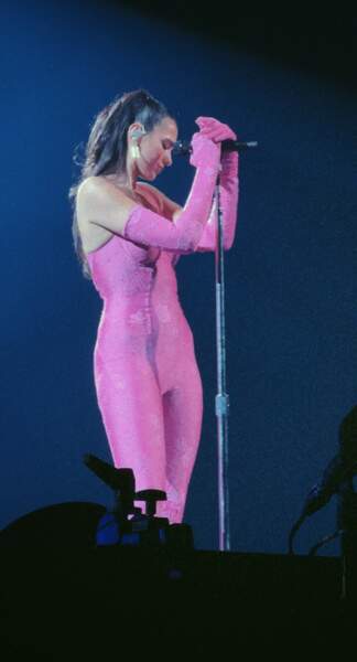 Dua Lipa ose avec un total look rose fuchsia lors de son concert au Royaume Uni, le 18 avril 2022.