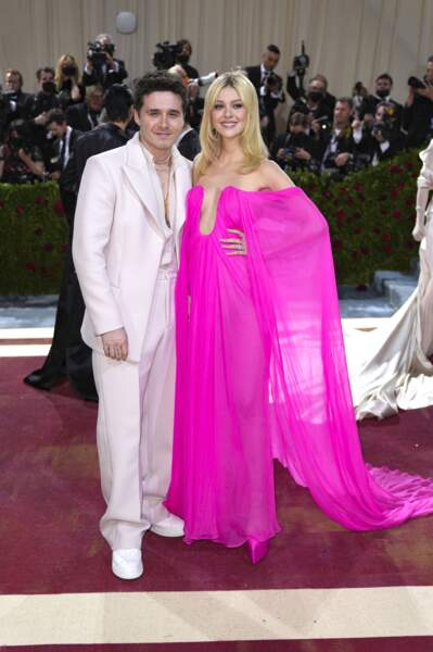 Brooklyn Beckham et sa fiancée Nicola Peltz en total look rose fuchsia signée Valentino à la soirée du Met Gala 2022, le 2 mai.