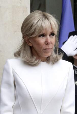 La première dame, Brigitte Macron est assortie à la tenue de son époux le temps d'un entretien au palais de l'Elysée, le 4 mai 2022.