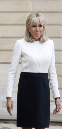 Souvent en tailleur, Brigitte Macron craque cette fois-ci pour une robe courte Louis Vuitton lors d'un entretien au palais de l'Elysée, 4 mai 2022. 