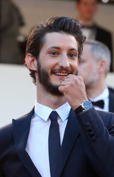 Pierre Niney pose avec sa montre signé Montblanc lors du 68 ème Festival International du Film de Cannes. Le 18 mai 2015.