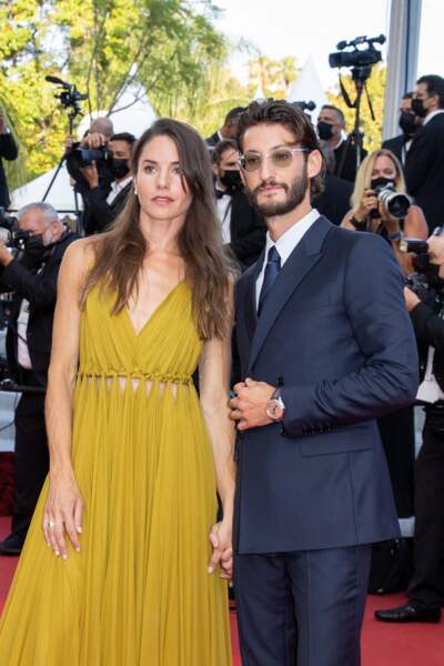 Pierre Niney très looké avec sa femme Natasha Andrews lors du 74ème Festival International du Film de Cannes. Le 17 juillet 2021
